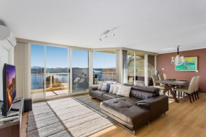 Beautiful 2-Bed Unit with BBQ Balcony & Lake View, Belconnen